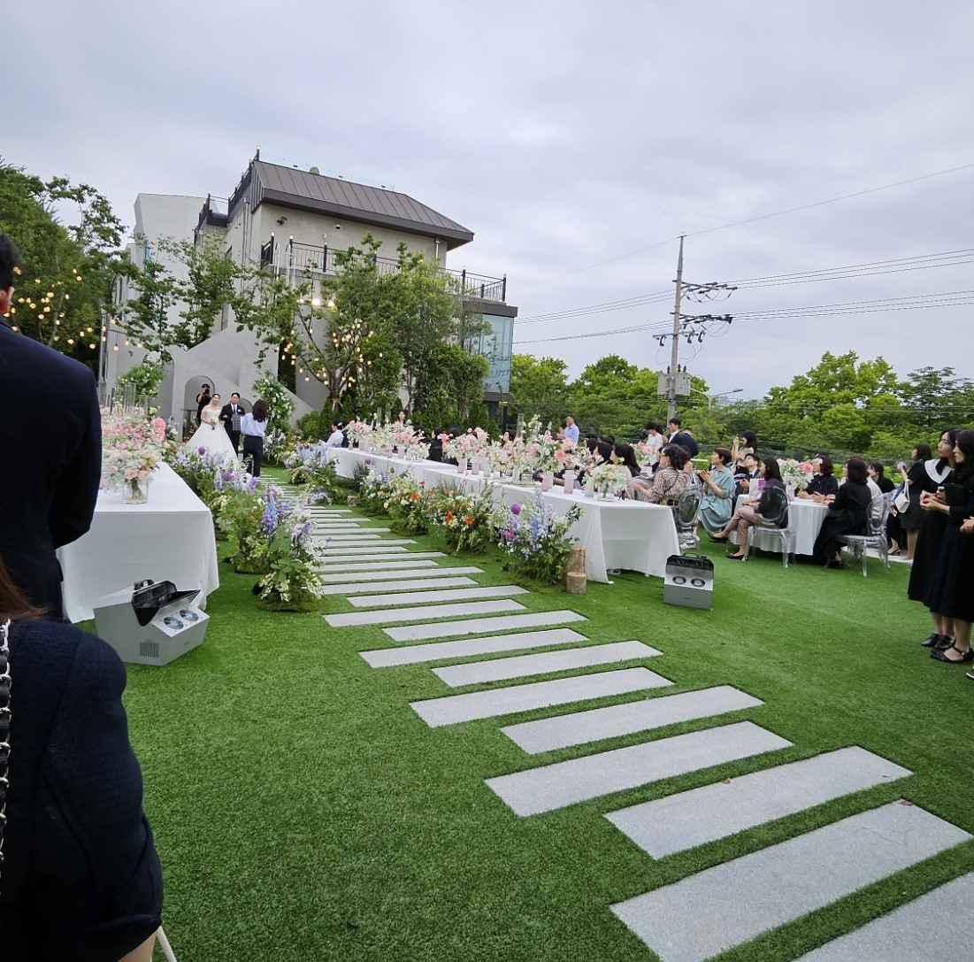 륜웨딩 야외 정원 전경