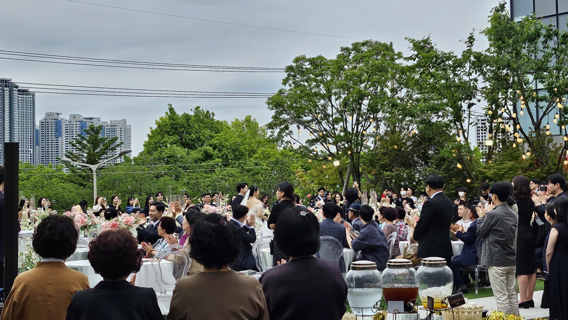 륜웨딩 야외 웨딩 세팅