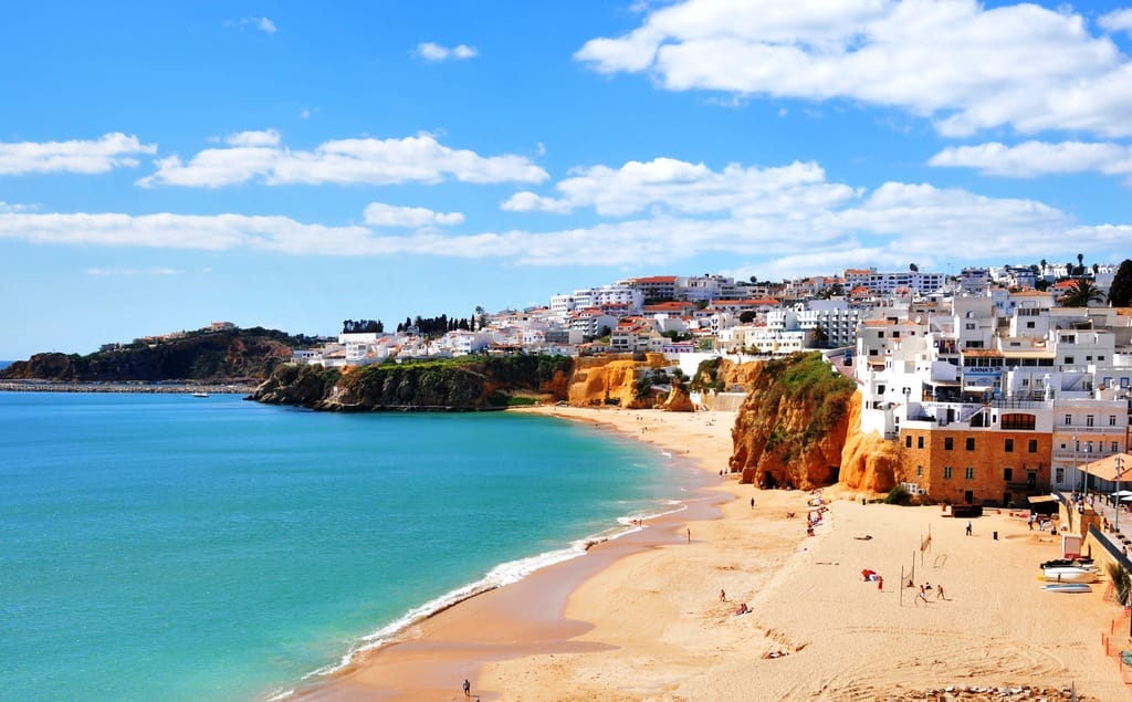 알부페이라의 황금빛 모래사장과 절벽이 어우러진 해변