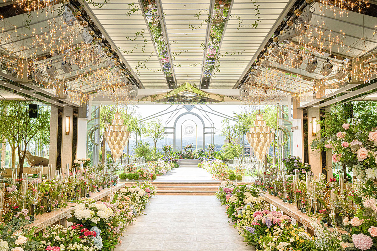 L65호텔웨딩컨벤션 가든홀 실내 전경, 자연채광이 들어오는 밝은 웨딩홀 풍경