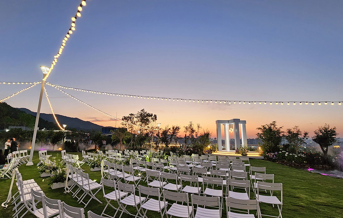 석양 노을과 함께하는 라 포레 수성 저녁 야외예식, 수성못 위로 지는 노을