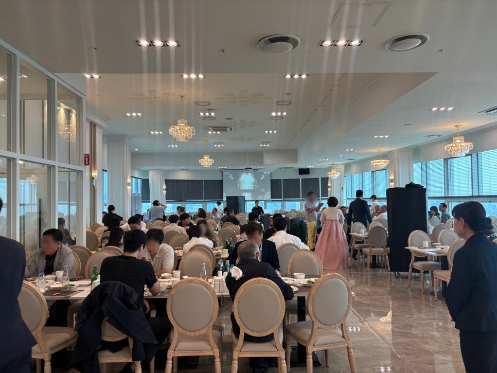 서울웨딩타워 18층 스카이라운지 도시 전망과 연회 테이블