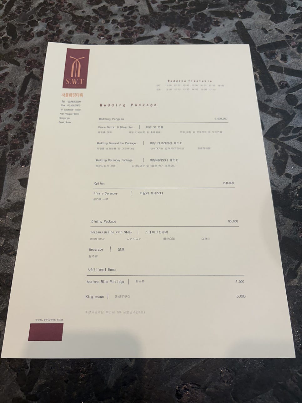 웨딩홀 견적서와 계산기가 있는 결혼 준비 데스크